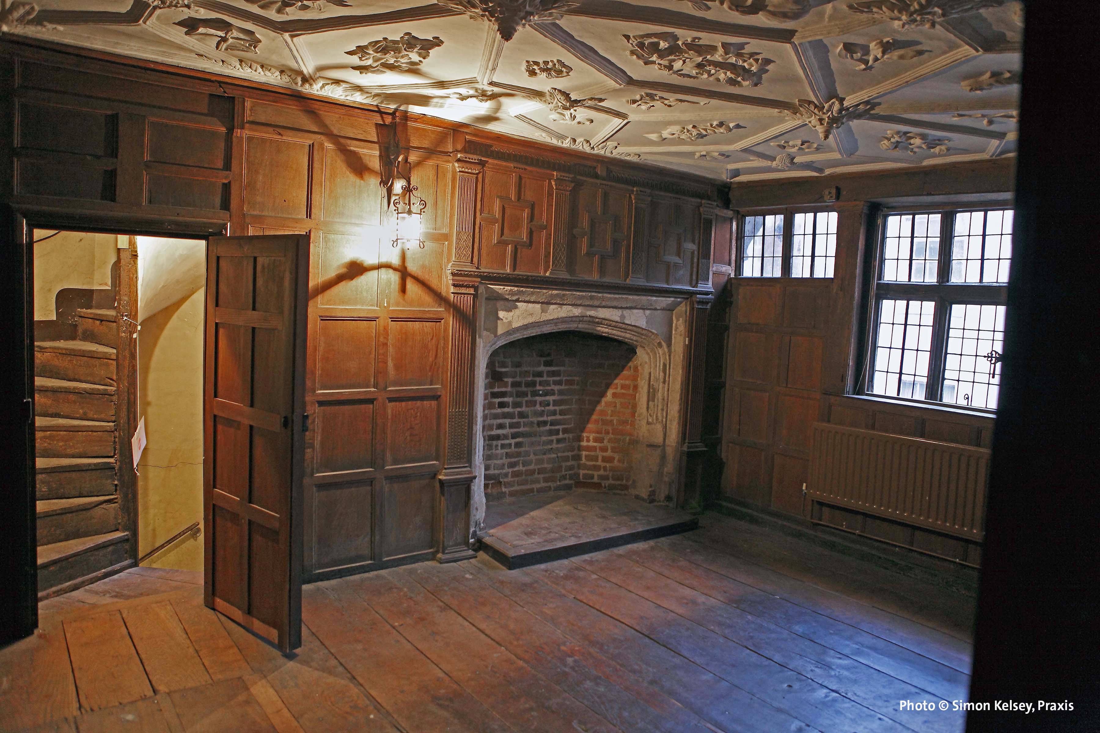 praxis8386_eastgate_house_room23_inc_simon_kelsey (1).jpg